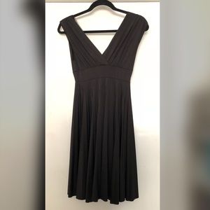 Soprano Elegant Black Pleated V-Neck Dress